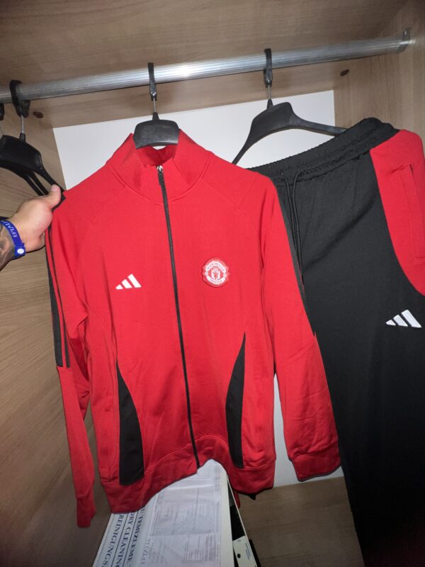 Manchester United Long-Sleeve kit
