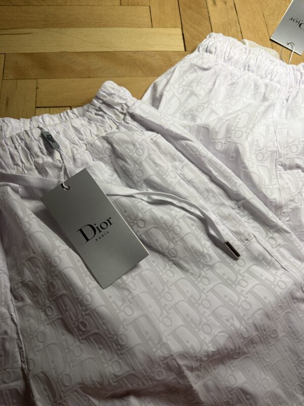 DIOR White 3D Flock